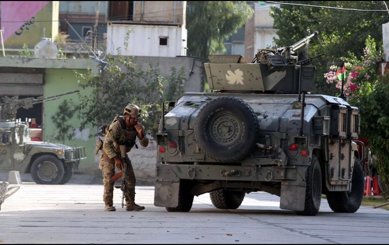 Fuerzas de seguridad afganas participan en un operativo para abatir a los terroristas; se logró la liberación de 45 personas. EFE/G. Habibi