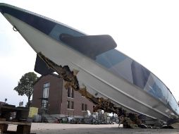 Vista de las afectaciones a la lancha luego de que se estrellara contra una orilla del canal. EFE/A. Merola