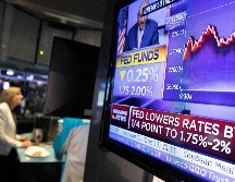 Un monitor en la Bolsa de Valores de Nueva York muestra la noticia de la reducción de un cuarto de punto porcentual en las tasas. AP/M. Lennihan