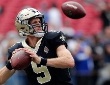 Brees se lastimó un ligamento cerca del pulgar de la mano de lanzar al intentar un pase. AFP / ARCHIVO
