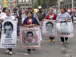 Familiares de los normalistas desaparecidos acudieron esta mañana a la reunión en Palacio Nacional de Ciudad de México. NTX/A. Guzmán