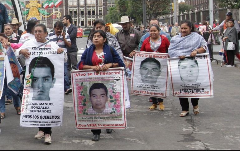 Familiares de los normalistas desaparecidos acudieron esta mañana a la reunión en Palacio Nacional de Ciudad de México. NTX/A. Guzmán