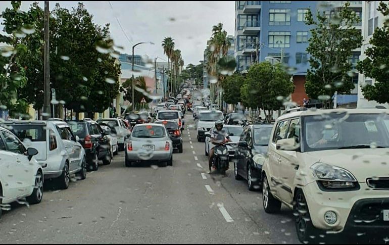 Una calle de Hamilton, Bermudas, se ve congestionada por habitantes que buscan resguardarse del huracán. AFP/Cortesía/Lisa-Jayne Metschnabel