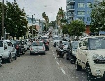 Una calle de Hamilton, Bermudas, se ve congestionada por habitantes que buscan resguardarse del huracán. AFP/Cortesía/Lisa-Jayne Metschnabel