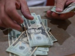 El billete verde se compró en un mínimo de 18.25 pesos en sucursales bancarias. EL INFORMADOR/ARCHIVO
