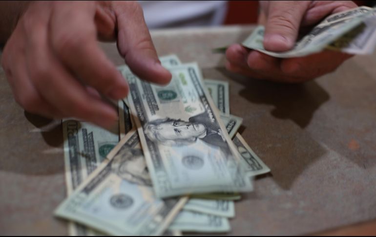 El billete verde se compró en un mínimo de 18.25 pesos en sucursales bancarias. EL INFORMADOR/ARCHIVO