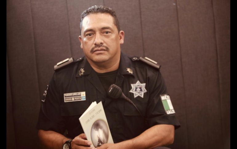 Durante estos 18 años ha escrito 150 poemas, de los cuales surgió la selección para su libro, que mientras tanto se divulgará de manera electrónica. ESPECIAL/ Policía de Guadalajara