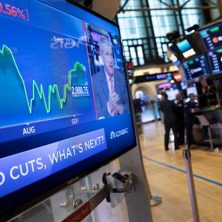 Wall Street cierra con leve alza tras recorte de la Fed