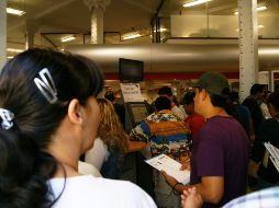 El inconforme compartió video de una enorme fila a falta de la presencia del personal que debía estar atendiendo. EL INFORMADOR / ARCHIVO