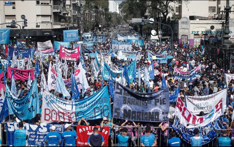 Miles de personas se congregaron ante el Congreso en Buenos Aires, para exigir que el Senado avalara la legislación. EFE/ J. Roncoroni