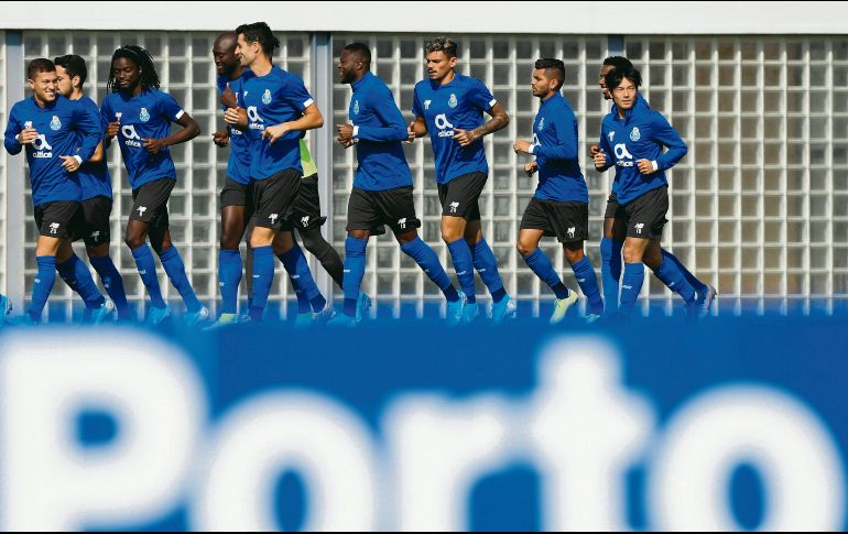 Los Dragones reciben esta tarde al Young Boys, con el “Tecatito” (#17) como lateral. EFE