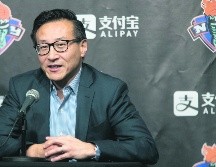 El empresario es desde ayer el propietario de la quinteta de Brooklyn. AP