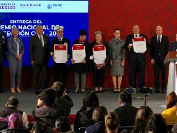 El reconocimiento es por su destacada contribución en el campo de la Protección Civil en una ceremonia realizada en Palacio Nacional. NTX / J. Lira