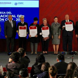López Obrador entrega Premio Nacional de Protección Civil 2019