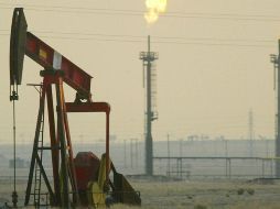 El lunes, cuando abrieron los mercados bursátiles, el precio del barril de crudo aumentó entre un 15% y un 20%, con el Brent alcanzando un pico del US$71,95 en un determinado momento. JOE RAEDLE