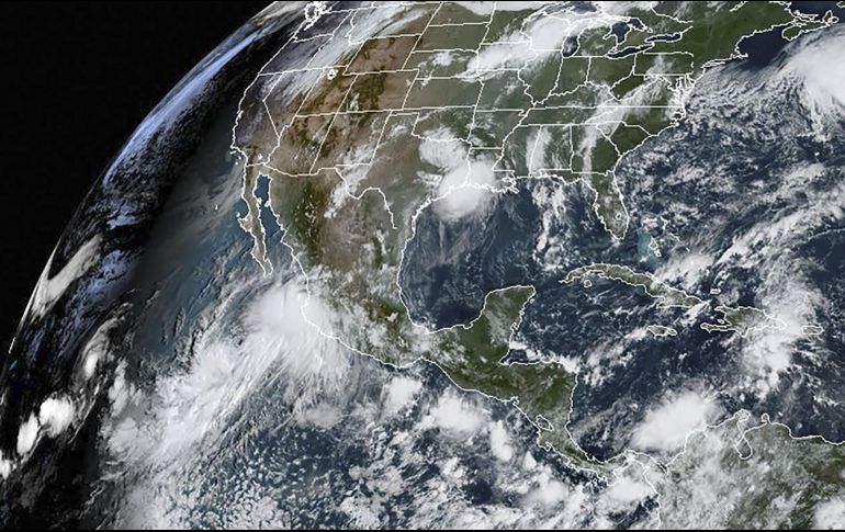 El meteoro se encuentra a 33 kilómetros al noreste de Tomatlán y 40 kilómetros de Cabo Corrientes, con una velocidad de desplazamiento de 13 kilómetros por hora. AFP / NOAA / RAMMB