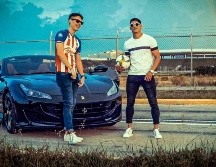 Pulido acompaña a Cuatro Divango en el video musical. TWITTER / @CuatroDivango