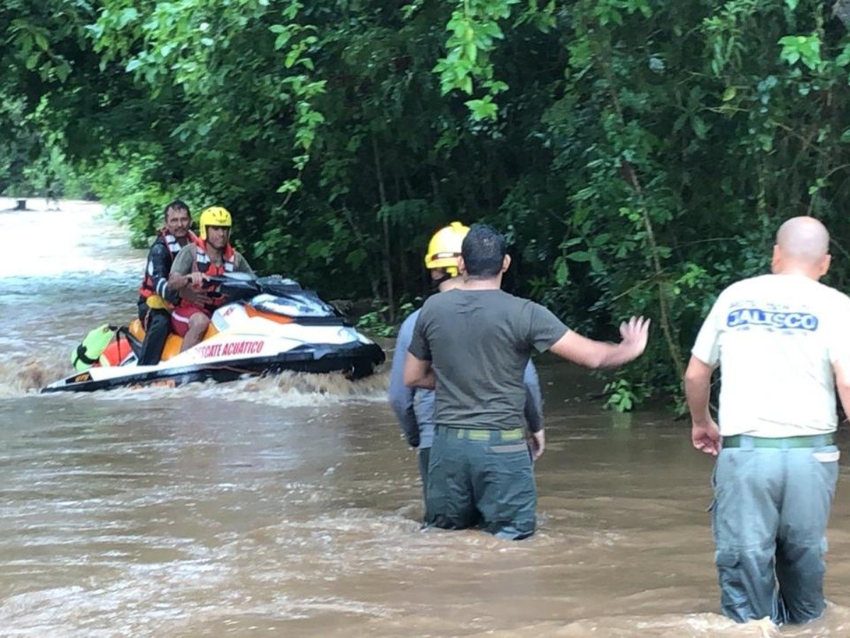  Reportan primeros daños por huracán ''Lorena'' en Jalisco