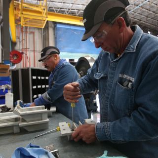 Reportan débil recuperación del empleo manufacturero en julio