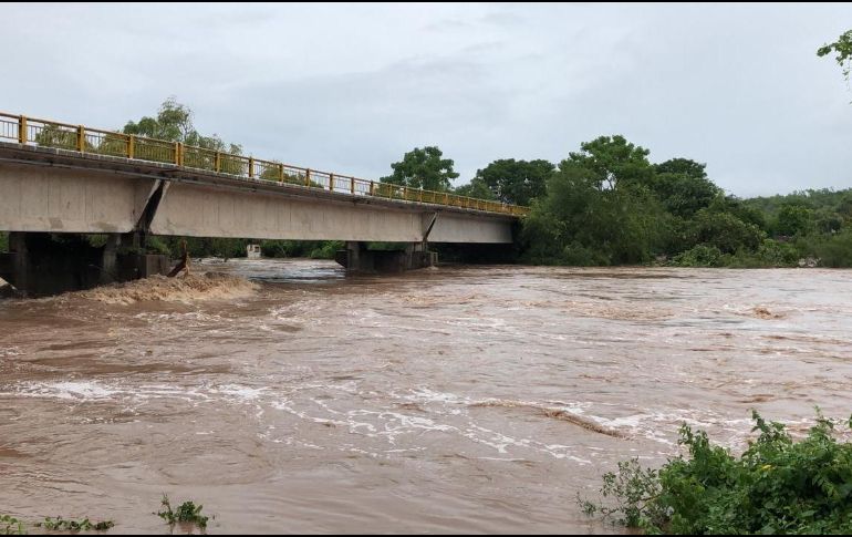Las fuertes lluvias provocaron que el río Chamela se desbordara. ESPECIAL / Protección Civil de Jalisco