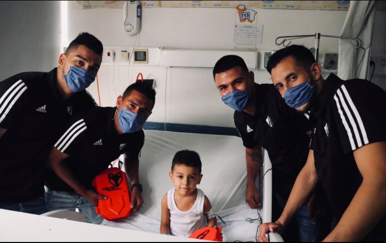 Jugadores como Lorenzo Reyes, Brayton Vázquez, Osvaldo Martínez y Camilo Vargas estuvieron presentes con los niños del Hospital Civil Nuevo. TWITTER / @atlasfc
