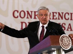 Durante su abordaje, el Presidente se retrató con los pasajeros y saludó al sacerdote francés Jacques Philippe. SUN/C. Mejía