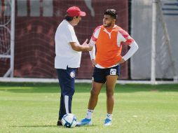 El técnico Tomás Boy charla con el delantero Alexis Vega, quien estaría en el cuadro titular para el duelo de hoy ante Morelia. IMAGO7