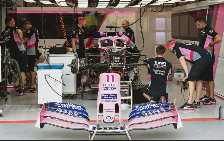 Mecánicos del equipo Racing Point trabajan en el auto de Sergio Pérez previo al GP de Singapur. AFP