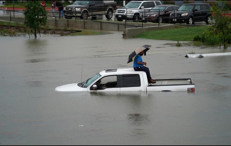 Un conductor que quedó varado ayer en una calle inundada en Houston. AP/ARCHIVO