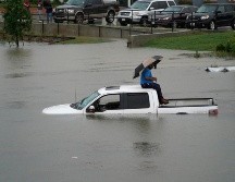 Un conductor que quedó varado ayer en una calle inundada en Houston. AP/ARCHIVO