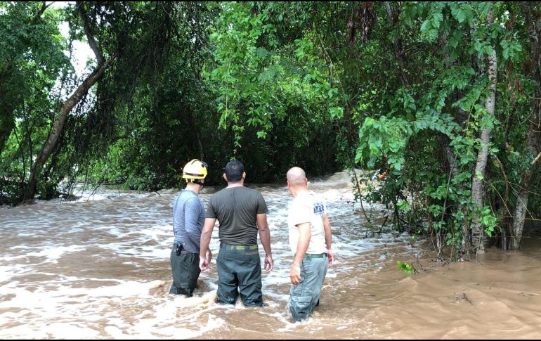 Por la madrugada ya no se registraron lluvias en la zona serrana, por lo que el caudal del río Marabasco ya comenzó a bajar, lo mismo que la intensidad de su corriente. ESPECIAL / UEPCBJ