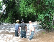 Por la madrugada ya no se registraron lluvias en la zona serrana, por lo que el caudal del río Marabasco ya comenzó a bajar, lo mismo que la intensidad de su corriente. ESPECIAL / UEPCBJ