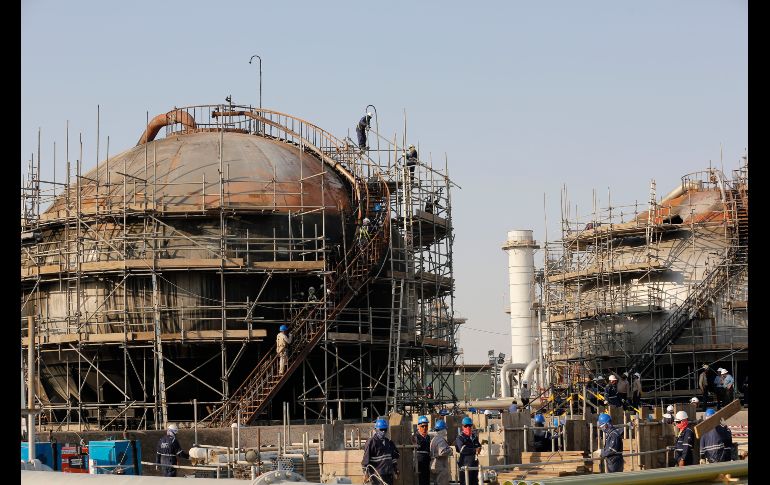 Trabajadores de Amraco laboran para reparar la planta de Abqaiq. Los ataques hicieron caer a la mitad la producción de petróleo del país. AP/A. Nabil