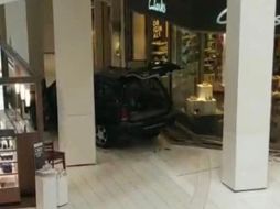 Todas las tiendas del centro comercial permanecen cerradas debuido al incidente. TWITTER/@EricCoxTV