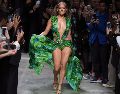 Jennifer Lopez desfiló con un espectacular vestido de seda verde muy escotado. EFE / D. Dal Zennaro