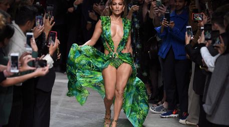 Jennifer Lopez desfiló con un espectacular vestido de seda verde muy escotado. EFE / D. Dal Zennaro