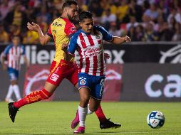 Mario Osuna (i), de Morelia, pelea por el balón con Dieter Villalpando (d), de Chivas, durante el encuentro. EFE/L. Granados