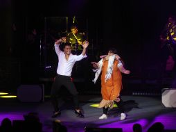 Después de cantar “Te esperaba”, invitó a subir a una chica del público, quien estaba vestida de torta ahogada. EL INFORMADOR/E. Barrera