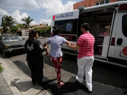 Una mujer con síntomas de dengue es trasladada a un hospital del Seguro Social. Este año se han confirmado tres mil 405 casos de dengue en Jalisco. EL INFORMADOR/F. Atilano