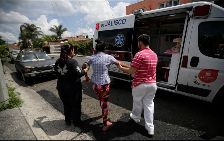 Una mujer con síntomas de dengue es trasladada a un hospital del Seguro Social. Este año se han confirmado tres mil 405 casos de dengue en Jalisco. EL INFORMADOR/F. Atilano