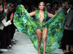 Jennifer Lopez cerró el desfile de Versace S/S 2020 con una versión actualizada del emblemático vestido que presentó en el 2000. GETTY IMAGES
