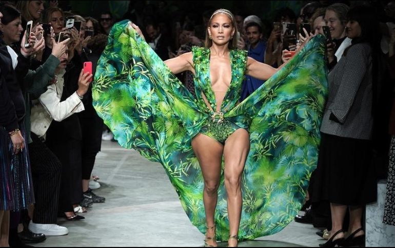 Jennifer Lopez cerró el desfile de Versace S/S 2020 con una versión actualizada del emblemático vestido que presentó en el 2000. GETTY IMAGES
