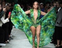 Jennifer Lopez cerró el desfile de Versace S/S 2020 con una versión actualizada del emblemático vestido que presentó en el 2000. GETTY IMAGES