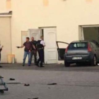 Un hombre estrella su vehículo contra una mezquita en Francia