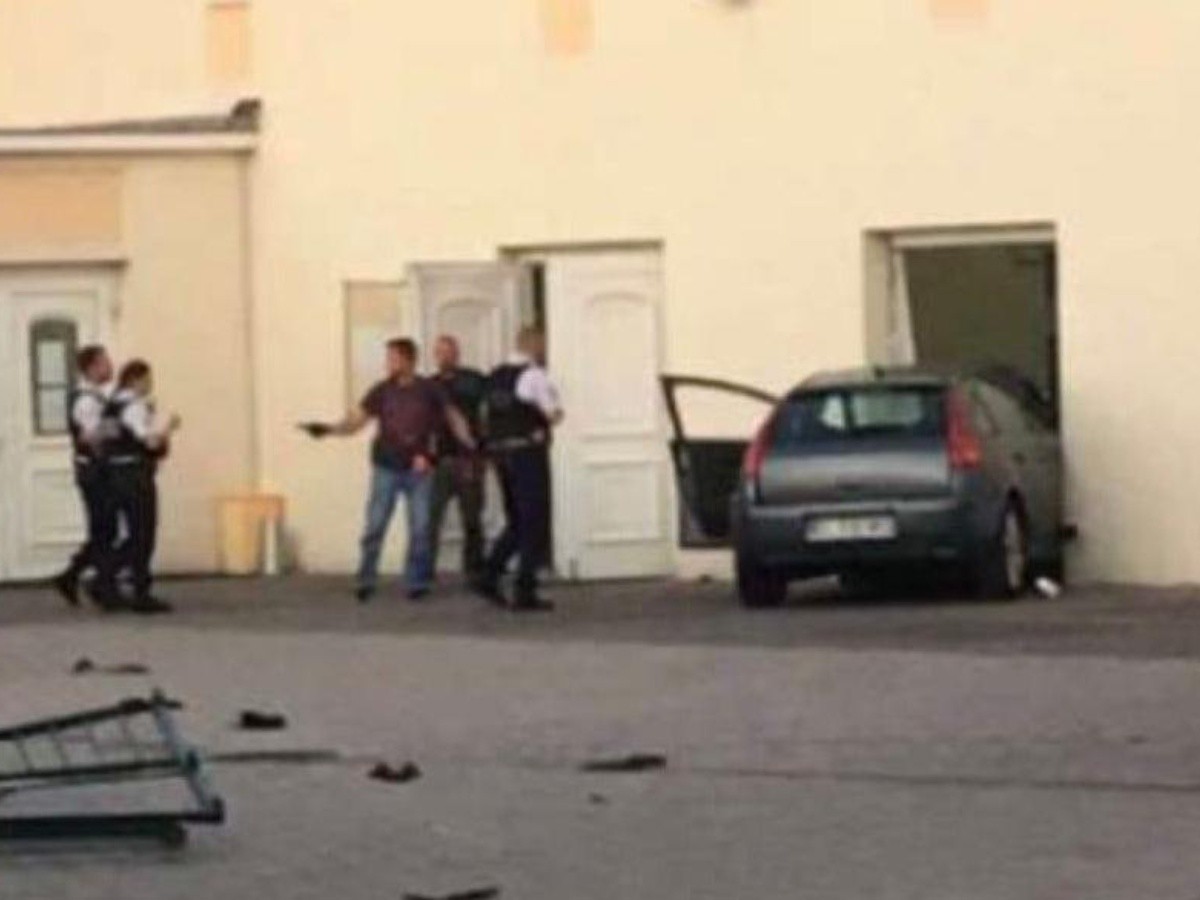  Un hombre estrella su vehículo contra una mezquita en Francia