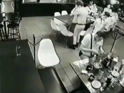 Durante la inspección, fijación y recolección de indicios en el lugar de los hechos, se localizó un arma de fuego junto a uno de los cuerpos. ESPECIAL