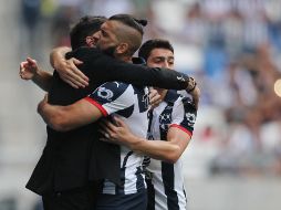 Nico Sánchez expresó su apoyo al entrenador Diego Alonso con un abrazo en el festejo de su primer gol. Imago7