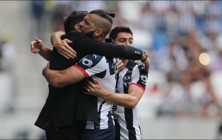 Nico Sánchez expresó su apoyo al entrenador Diego Alonso con un abrazo en el festejo de su primer gol. Imago7