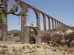 Acueducto. Conducto para transportar agua, generalmente en grandes cantidades para abastecer a una población. ESPECIAL