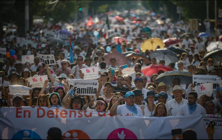 El contingente salió de los Arcos de Guadalajara en medio de banderines, pañuelos y consignas a favor de la familia tradicional. EL INFORMADOR/F. Atilano
